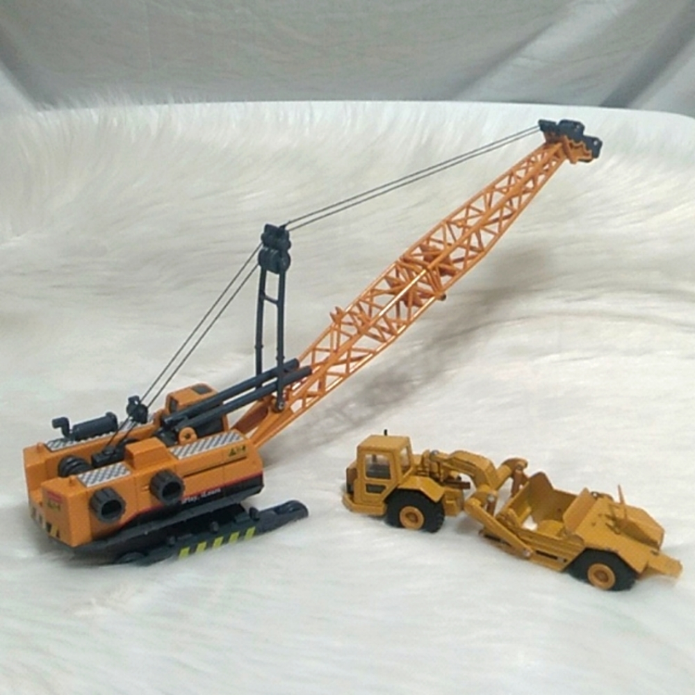 (X-96) CAT Caterpillar 611 Die Cast Scraper & Hard Plastic Crane 02 Bundle